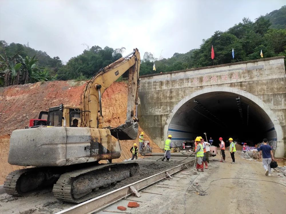 广宁水声岭隧道工程进入最后一道施工工序(图1) 广宁水声岭隧道工程进入最后一道施工工序(图1)