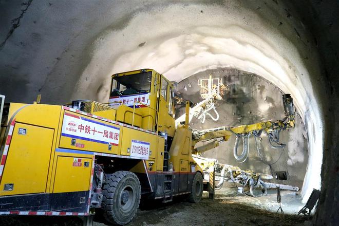 郑渝高铁建设者：国内最先进设备加持，攻克5506米高风险隧道工程难关(图3)