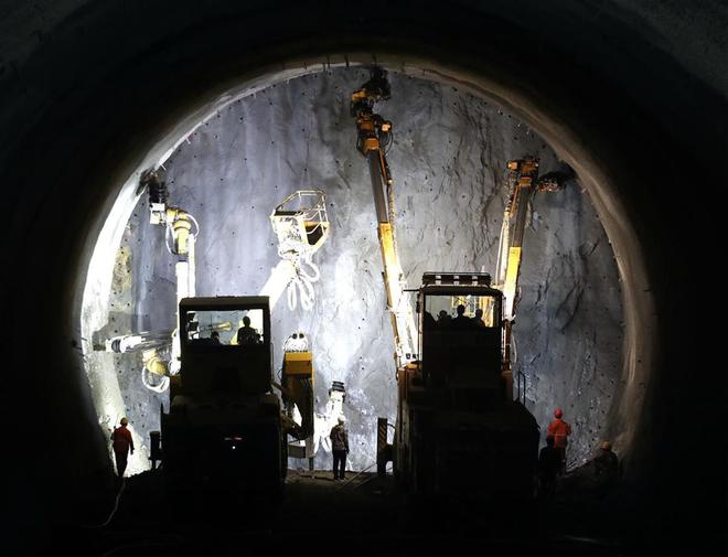 郑渝高铁建设者：国内最先进设备加持，攻克5506米高风险隧道工程难关(图2)