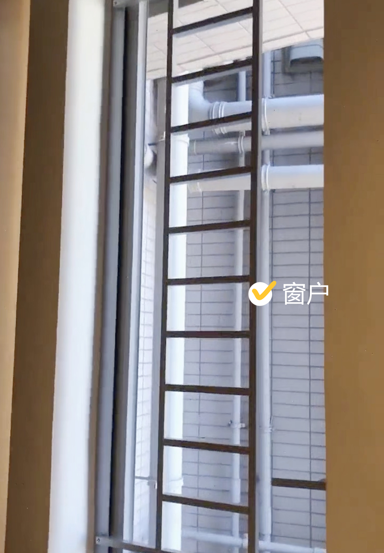 香港菲佣的房子，只有3㎡，睡在洗衣机上，却有空调和独立卫生间(图5)