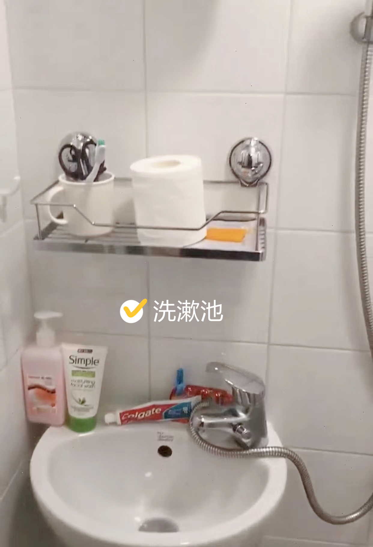 香港菲佣的房子，只有3㎡，睡在洗衣机上，却有空调和独立卫生间(图9)