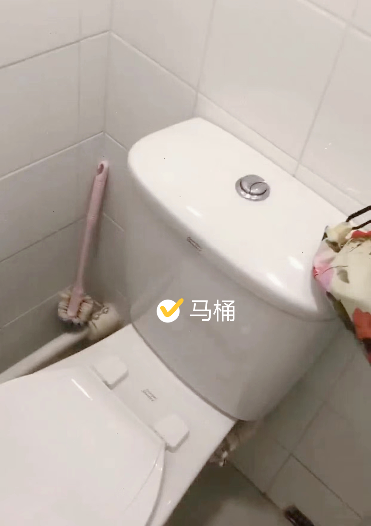 香港菲佣的房子，只有3㎡，睡在洗衣机上，却有空调和独立卫生间(图10)