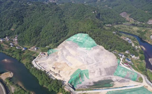 湖北一公司无证开采矿山8000吨，被罚7.7万，国土部门两人被问责(图1)