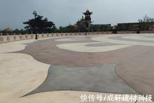 彩色混凝土洗砂地坪施工技术应用(图4) 彩色混凝土洗砂地坪施工技术应用(图4)