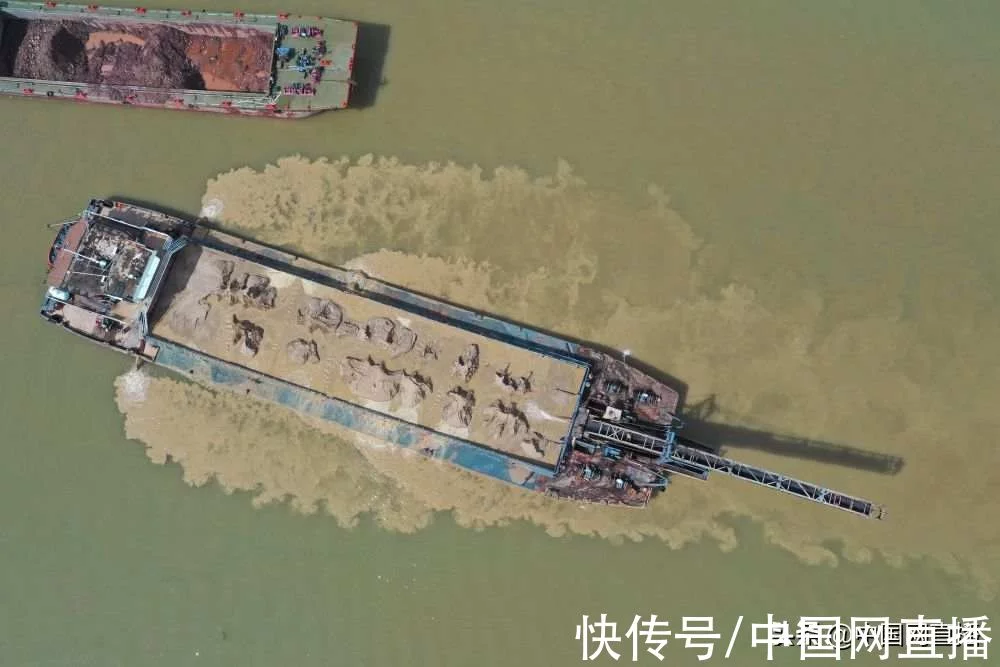 触目惊心!黄泥水竟从洗砂船直排河道(图3) 触目惊心!黄泥水竟从洗砂船直排河道(图3)