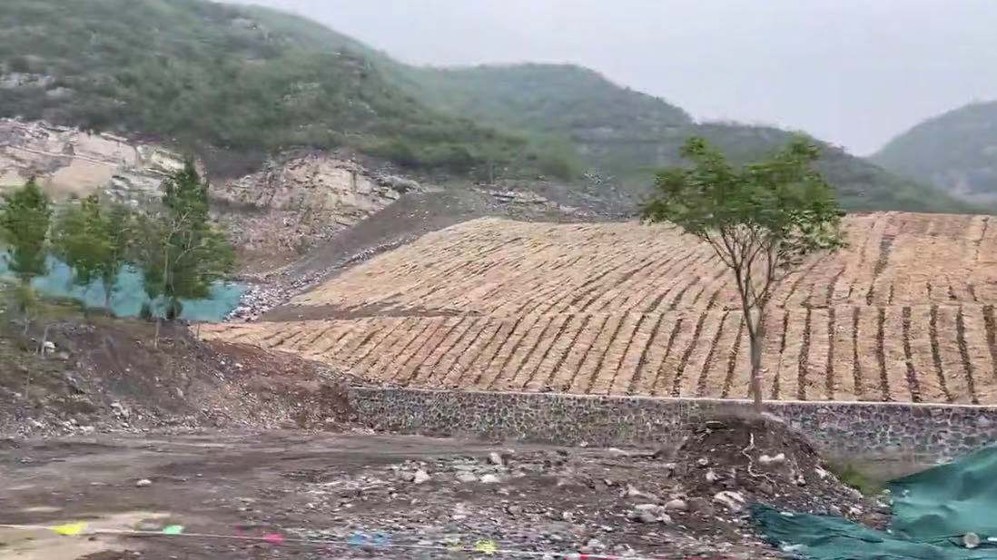 滇池保护区被房地产项目蚕食、花岗岩矿山遭“开膛破肚”式开采……(图7) 滇池保护区被房地产项目蚕食、花岗岩矿山遭“开膛破肚”式开采……(图7)