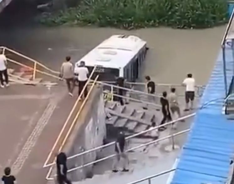 上海坠河公交司机初步诊断突发心梗，事故发生前让乘客下车(图2)