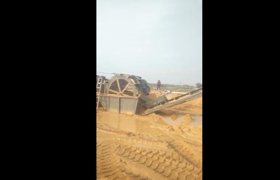 江西赣东矿机轮斗式洗砂机视频全自动小型洗砂机大型滚筒筛视频(图4) 江西赣东矿机轮斗式洗砂机视频全自动小型洗砂机大型滚筒筛视频(图4)