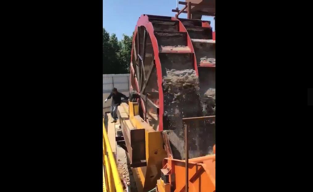 赣东矿机大型轮斗式水洗砂机视频全自动人工陆地式洗沙机工作视频(图1) 赣东矿机大型轮斗式水洗砂机视频全自动人工陆地式洗沙机工作视频(图1)