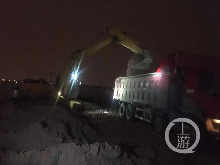 长沙湘江河滩被渣土填埋近百米,当地连夜清理并立案调查(图2) 长沙湘江河滩被渣土填埋近百米,当地连夜清理并立案调查(图2)