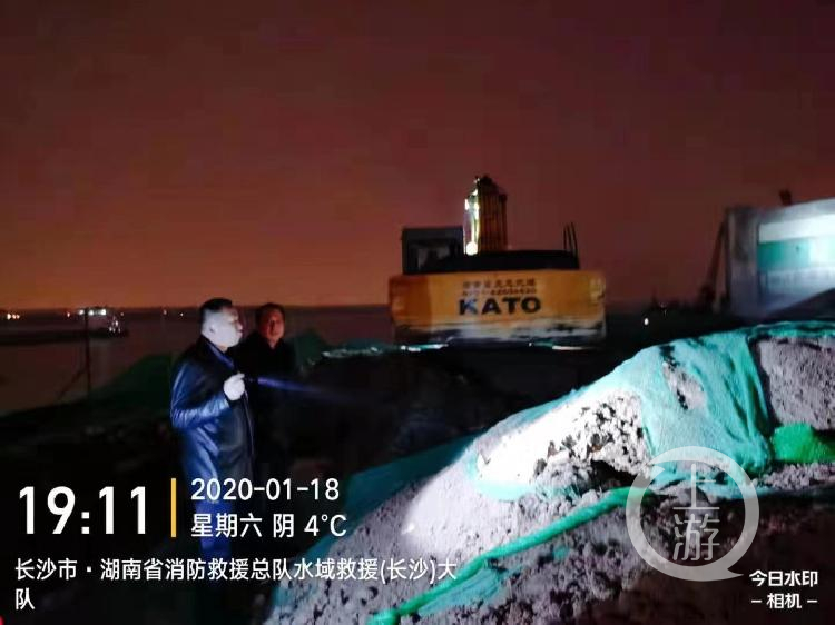 长沙湘江河滩被渣土填埋近百米,当地连夜清理并立案调查(图3) 长沙湘江河滩被渣土填埋近百米,当地连夜清理并立案调查(图3)