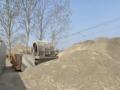 “保卫郑州蓝”之曝光台郑新快速路绿化提升工程建筑垃圾裸露上万平方米(图2) “保卫郑州蓝”之曝光台郑新快速路绿化提升工程建筑垃圾裸露上万平方米(图2)