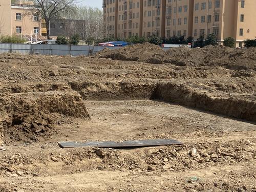 “保卫郑州蓝”之曝光台郑新快速路绿化提升工程建筑垃圾裸露上万平方米(图5) “保卫郑州蓝”之曝光台郑新快速路绿化提升工程建筑垃圾裸露上万平方米(图5)
