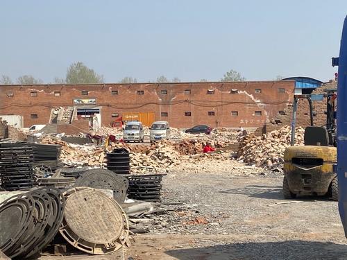 “保卫郑州蓝”之曝光台郑新快速路绿化提升工程建筑垃圾裸露上万平方米(图6) “保卫郑州蓝”之曝光台郑新快速路绿化提升工程建筑垃圾裸露上万平方米(图6)