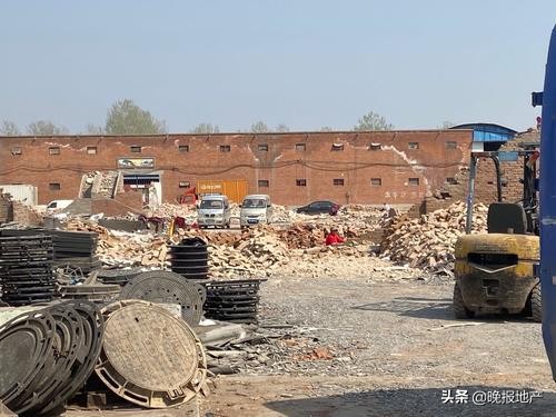 保卫郑州蓝之曝光台｜郑新快速路绿化提升工程建筑垃圾裸露上万平方米(图7)