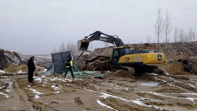 泰安这个地方“出手”了，打击取缔8处洗砂场，现场摧毁洗砂机！(图4)