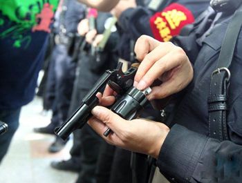 05式警用转轮手枪威力世界最低装弹还少(图2) 05式警用转轮手枪威力世界最低装弹还少(图2)