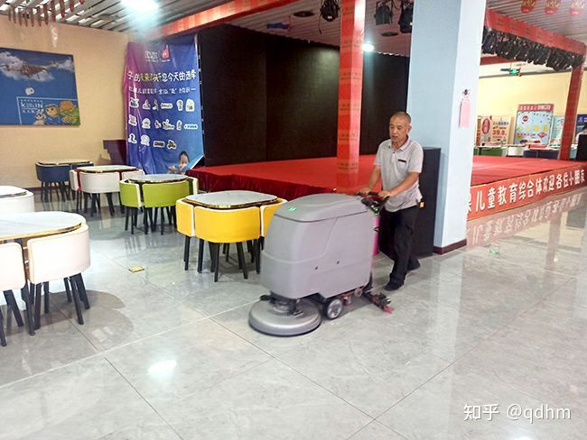 青岛合美工业全自动手推洗地机走进教培大楼(图2) 青岛合美工业全自动手推洗地机走进教培大楼(图2)
