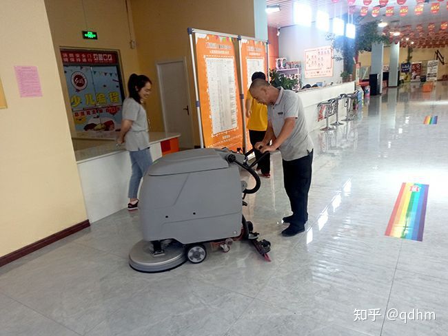 青岛合美工业全自动手推洗地机走进教培大楼(图3) 青岛合美工业全自动手推洗地机走进教培大楼(图3)