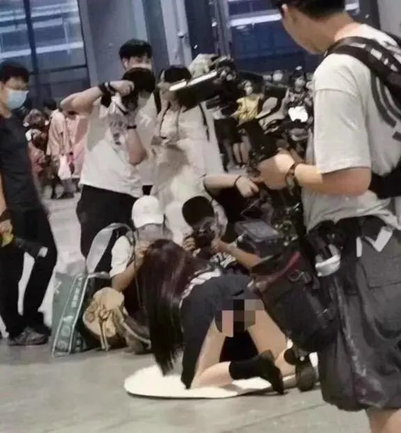 90后女教师上课露底裤“挑逗”,偷拍图片流出,尺度惊人!学生:老师的腿好白!(图3) 90后女教师上课露底裤“挑逗”,偷拍图片流出,尺度惊人!学生:老师的腿好白!(图3)