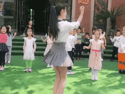90后女教师上课露底裤“挑逗”,偷拍图片流出,尺度惊人!学生:老师的腿好白!(图6) 90后女教师上课露底裤“挑逗”,偷拍图片流出,尺度惊人!学生:老师的腿好白!(图6)