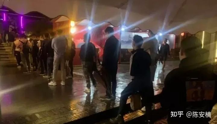 聚众淫乱,千人约炮:成都M.C浴室群P事件曝光后,守活寡的同妻们哭了(图1) 聚众淫乱,千人约炮:成都M.C浴室群P事件曝光后,守活寡的同妻们哭了(图1)
