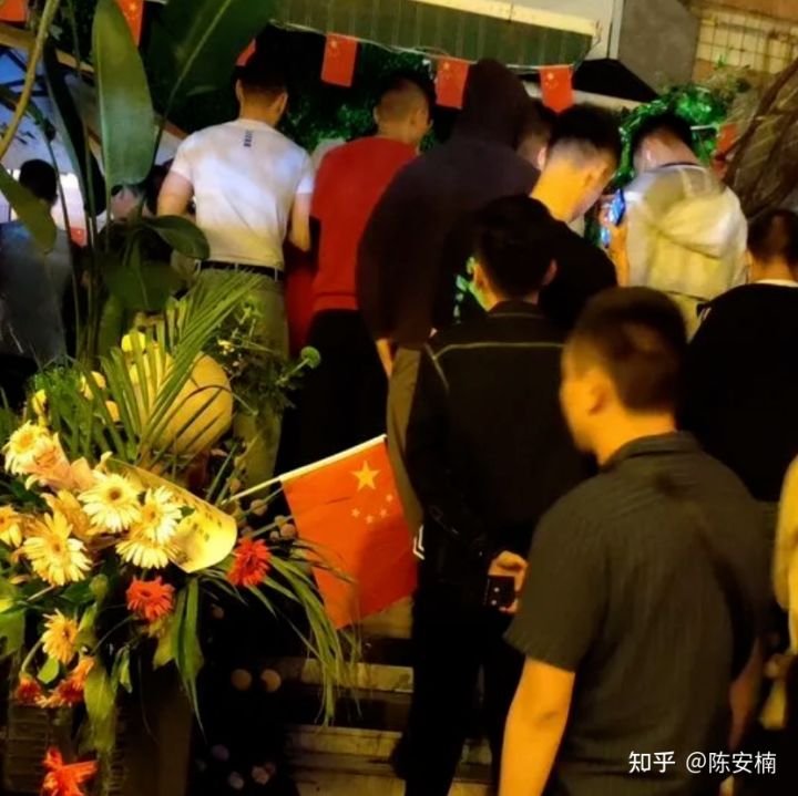 聚众淫乱,千人约炮:成都M.C浴室群P事件曝光后,守活寡的同妻们哭了(图4) 聚众淫乱,千人约炮:成都M.C浴室群P事件曝光后,守活寡的同妻们哭了(图4)