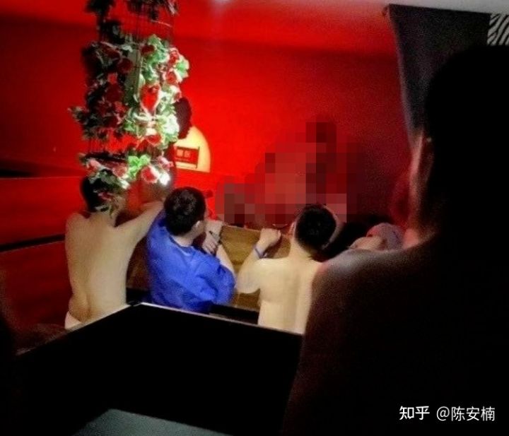 聚众淫乱,千人约炮:成都M.C浴室群P事件曝光后,守活寡的同妻们哭了(图11) 聚众淫乱,千人约炮:成都M.C浴室群P事件曝光后,守活寡的同妻们哭了(图11)