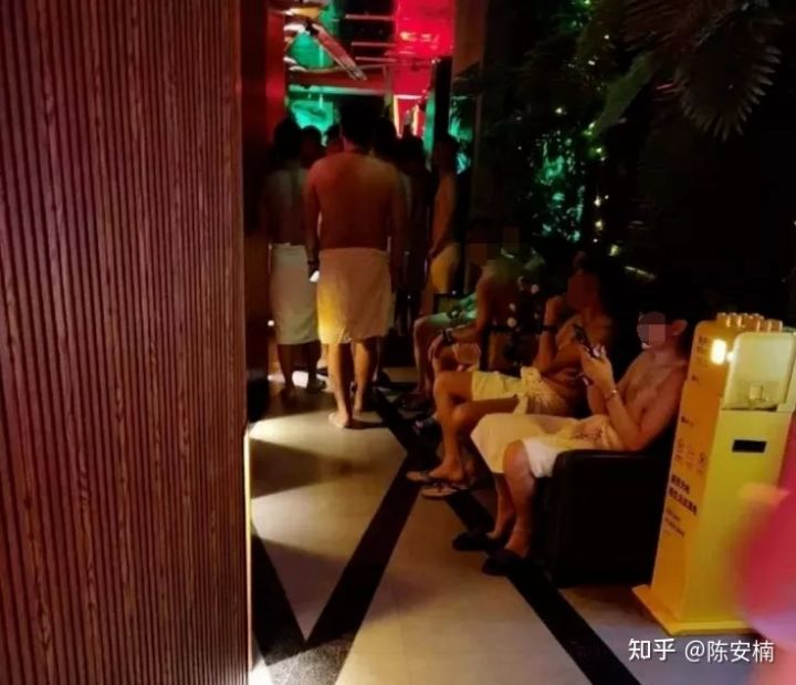 聚众淫乱,千人约炮:成都M.C浴室群P事件曝光后,守活寡的同妻们哭了(图14) 聚众淫乱,千人约炮:成都M.C浴室群P事件曝光后,守活寡的同妻们哭了(图14)