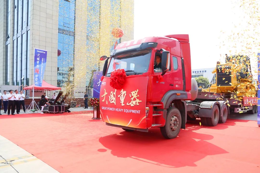 山推矿山大型矿用装备批量出口发运(图1) 山推矿山大型矿用装备批量出口发运(图1)