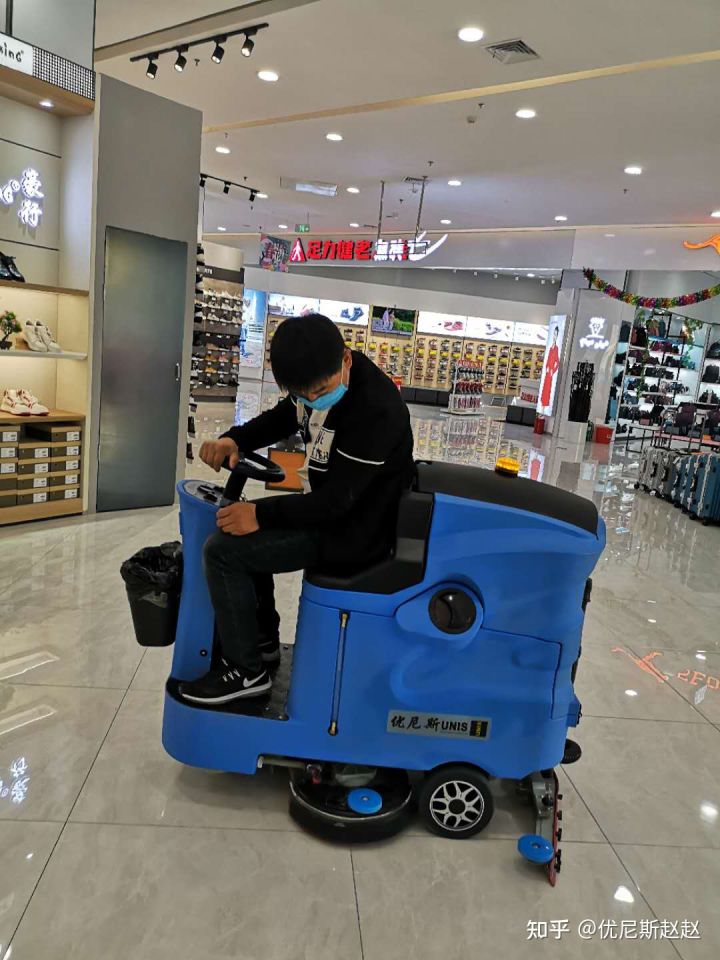 云南洗地机发展迅速高效彻底完成清洁任务(图3) 云南洗地机发展迅速高效彻底完成清洁任务(图3)