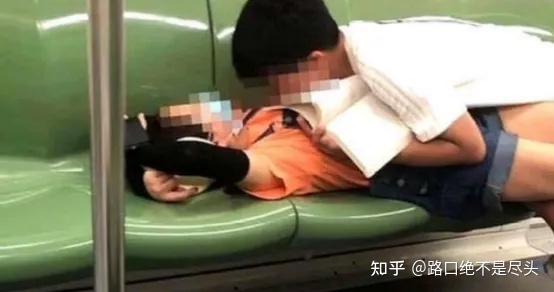 温州星巴克上演精彩一幕,不雅行为被“现场直播”:别把不要脸,当成性解放!(图13) 温州星巴克上演精彩一幕,不雅行为被“现场直播”:别把不要脸,当成性解放!(图13)