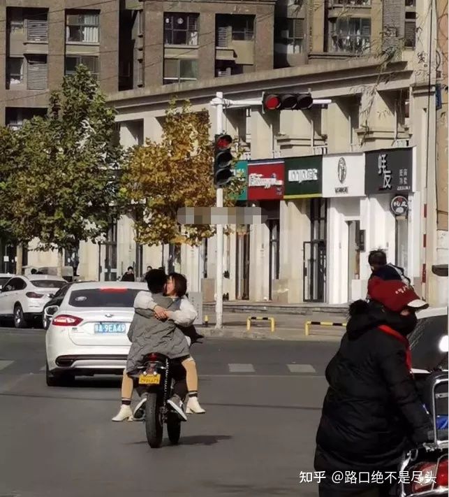 温州星巴克上演精彩一幕,不雅行为被“现场直播”:别把不要脸,当成性解放!(图10) 温州星巴克上演精彩一幕,不雅行为被“现场直播”:别把不要脸,当成性解放!(图10)