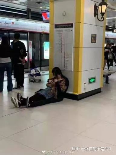 温州星巴克上演精彩一幕,不雅行为被“现场直播”:别把不要脸,当成性解放!(图9) 温州星巴克上演精彩一幕,不雅行为被“现场直播”:别把不要脸,当成性解放!(图9)