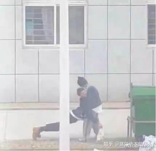 温州星巴克上演精彩一幕,不雅行为被“现场直播”:别把不要脸,当成性解放!(图8) 温州星巴克上演精彩一幕,不雅行为被“现场直播”:别把不要脸,当成性解放!(图8)