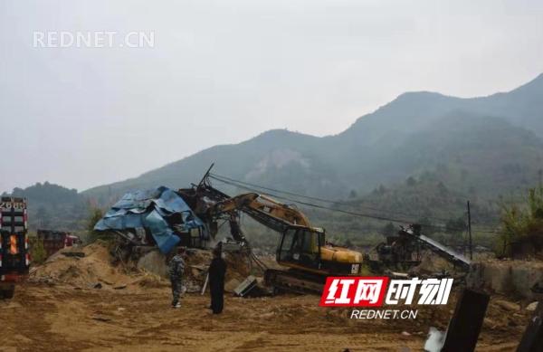 江华县重拳出击严打河路口镇非法采洗砂行为(图1) 江华县重拳出击严打河路口镇非法采洗砂行为(图1)
