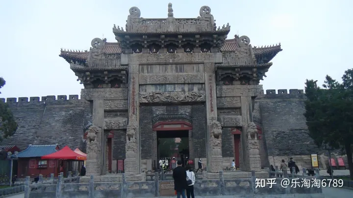 泰安:它是帝王封禅祭祀典礼之地,神秘威严,竟曾住着神仙一家!(图2) 泰安:它是帝王封禅祭祀典礼之地,神秘威严,竟曾住着神仙一家!(图2)