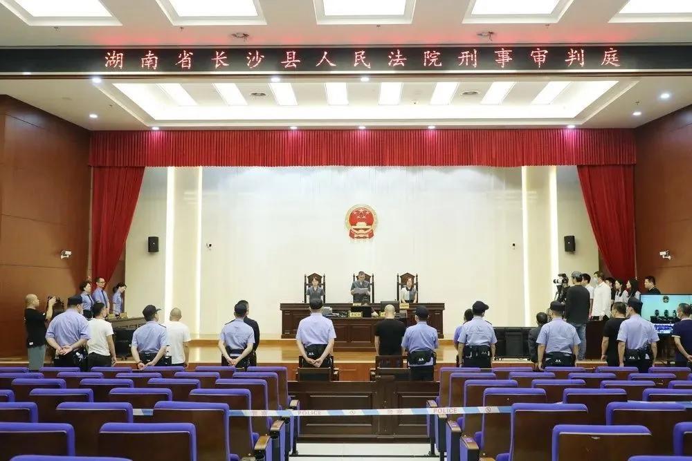 谁都不敢招惹的“砂霸”,栽了!|今晚九点半(图2) 谁都不敢招惹的“砂霸”,栽了!|今晚九点半(图2)