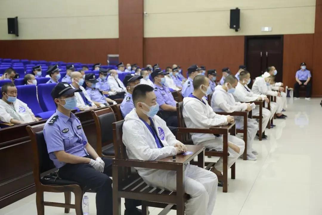 谁都不敢招惹的“砂霸”,栽了!|今晚九点半(图5) 谁都不敢招惹的“砂霸”,栽了!|今晚九点半(图5)