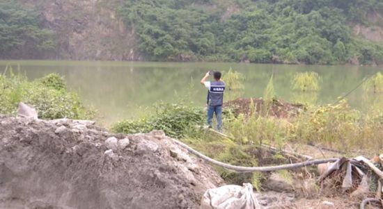 江苏镇江一非法洗砂场将污水抽到山顶直排入附近水塘(图5)