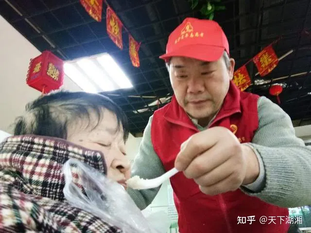 “我们没有忘记你!”长沙爱心市民慰问金牌义工王富成(图40) “我们没有忘记你!”长沙爱心市民慰问金牌义工王富成(图40)