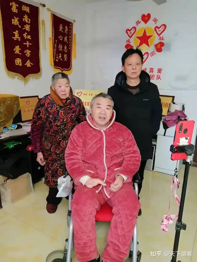 “我们没有忘记你!”长沙爱心市民慰问金牌义工王富成(图32) “我们没有忘记你!”长沙爱心市民慰问金牌义工王富成(图32)
