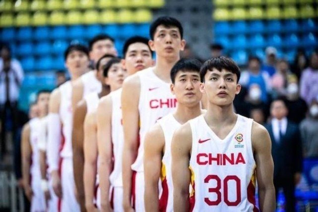 郭昊文正式加入中国男篮！后卫线面临洗牌，杜锋或拿三少开刀(图2)