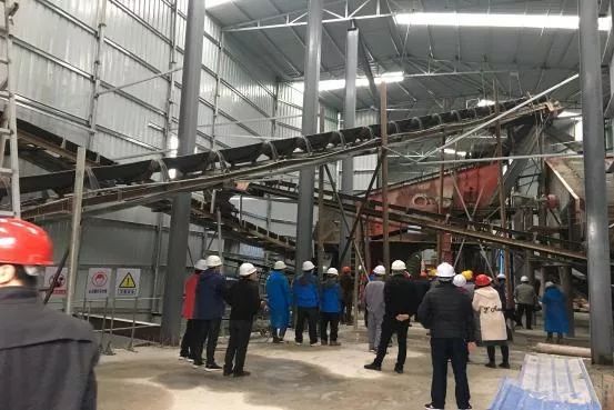 东南公司组织的砂石料加工观摩会在新福厦3标胜利举办(图3) 东南公司组织的砂石料加工观摩会在新福厦3标胜利举办(图3)