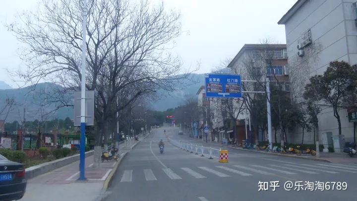 泰安一条街道,首有著名景点,尾有繁华夜市,低调却有顶尖美食,内有一建筑承载了几代人的记忆!(图3) 泰安一条街道,首有著名景点,尾有繁华夜市,低调却有顶尖美食,内有一建筑承载了几代人的记忆!(图3)