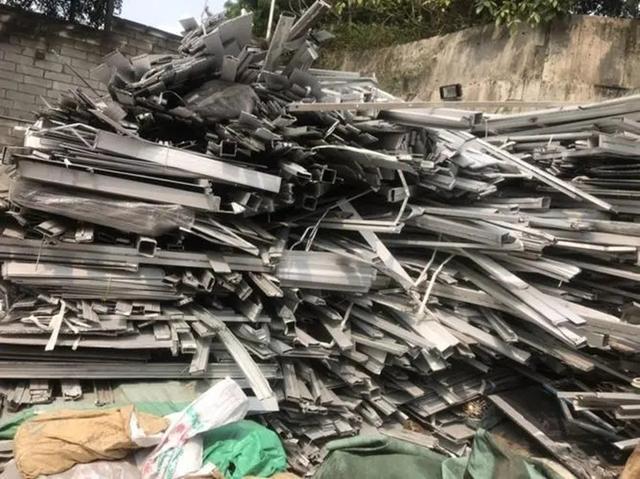 好心人废品站老板，用3毛钱回收废铁，用水清洗后价值260万(图9)